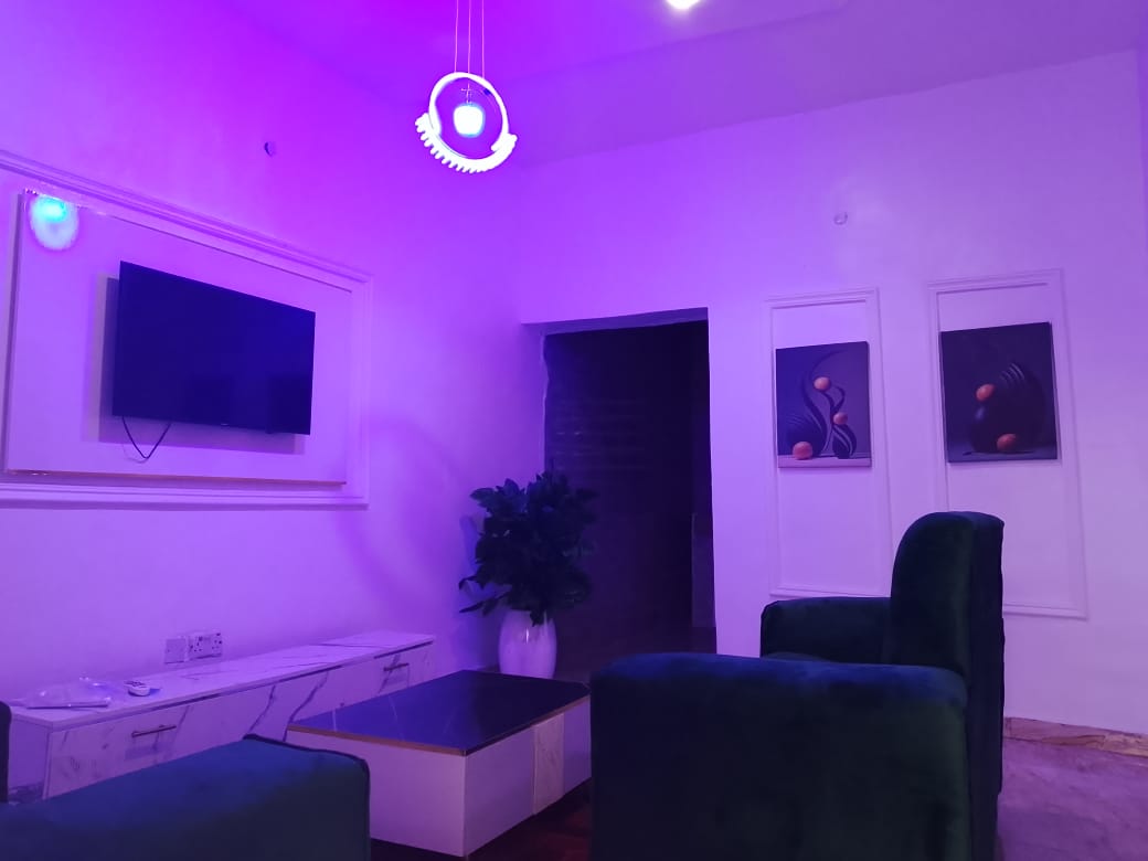 Luxe 3 – 2-bed NAS Luxe apartment living room